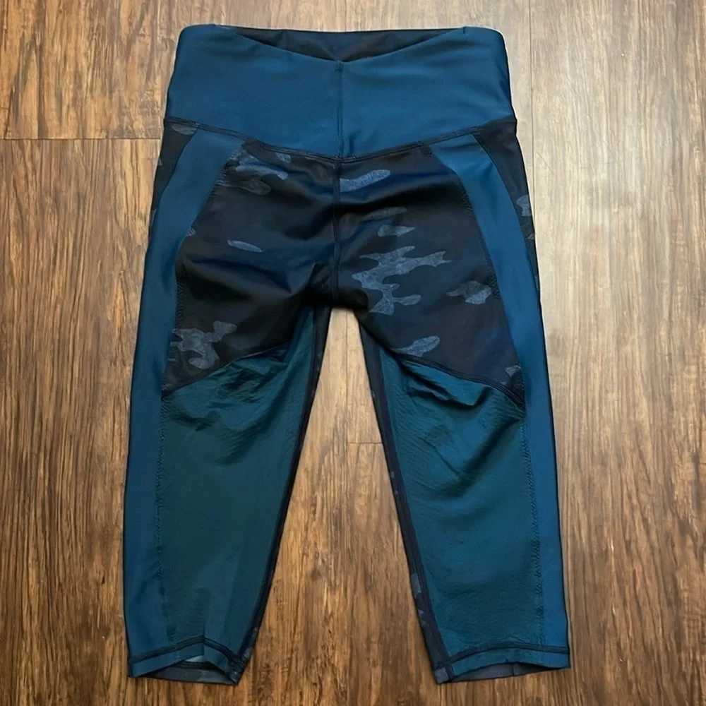Lululemon Camo Leggings - Clip-in Crop - Alberta Lake Navy Blue - sz 4